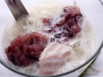 เผือกข้าวเหนียวดำน้ำกะทิ